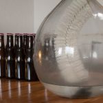 Gistfles met kromme borstel