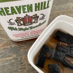 De eiken cubes drijven in de heaven hill bourbon